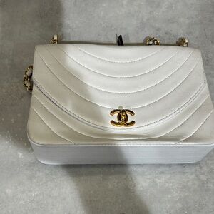 Chanel White Quilted Shoulder Bag with Gold Accents